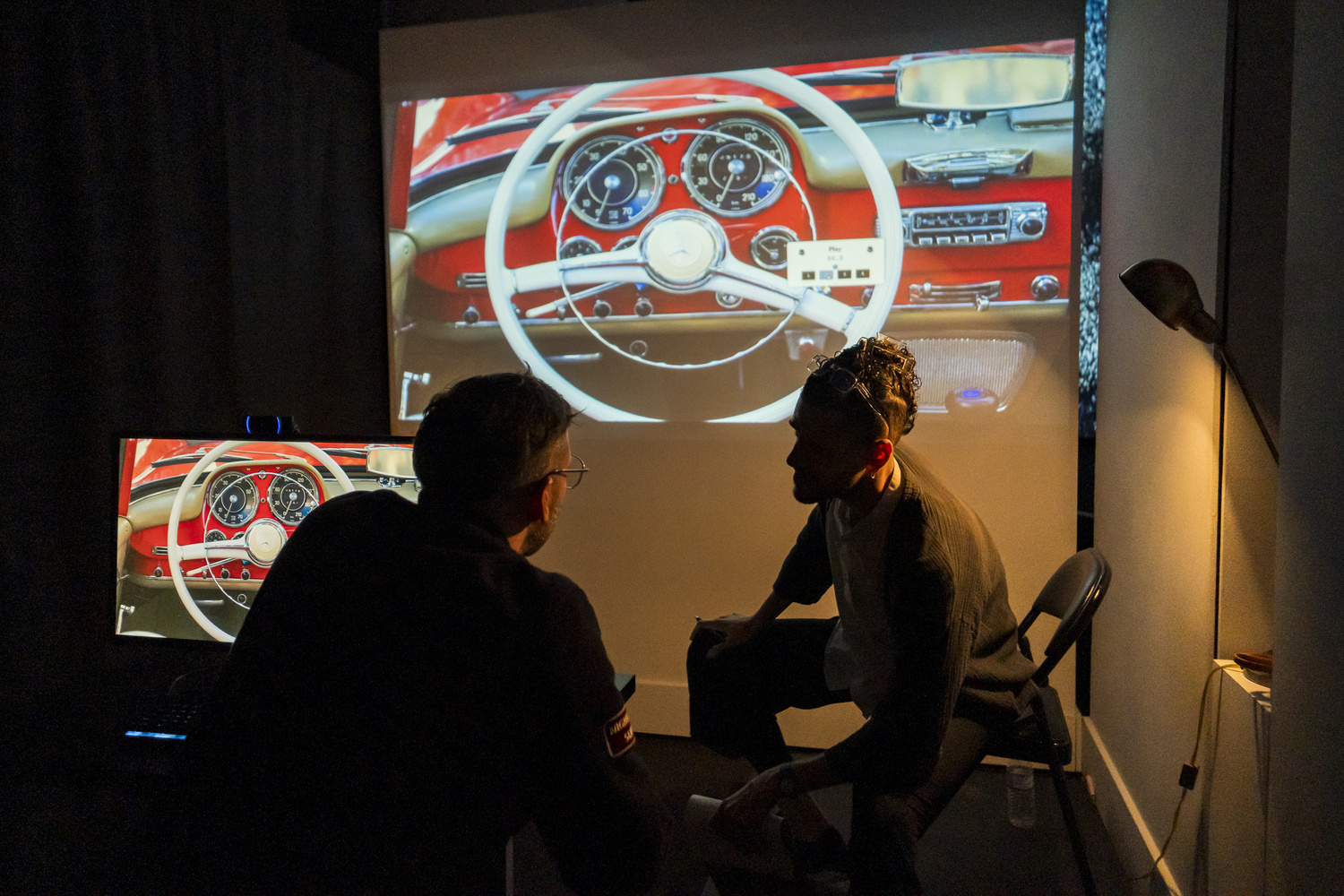 Performer interpreting audience inputs through bodily response